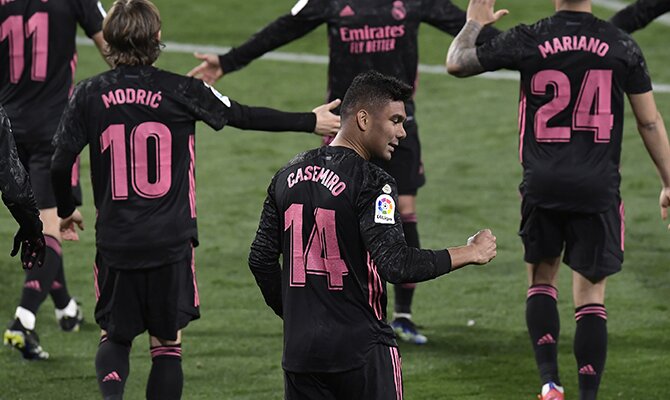Varios jugadores del Real Madrid celebran un gol. Atalanta vs Real Madrid, octavos de final de Champions League.