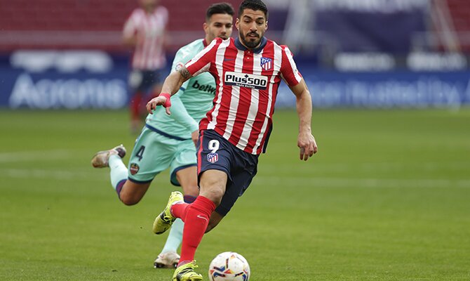 El goleador del Atlético de Madrid, Luis Suarez, conduce el balón. Atlético de Madrid vs Chelsea.