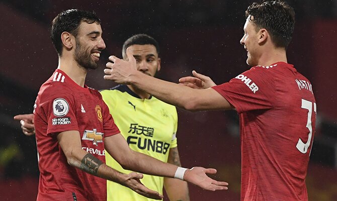 Bruno Fernandes, a la izquierda en la imagen, es uno de los jugadores a seguir en las cuotas del Chelsea vs Manchester United
