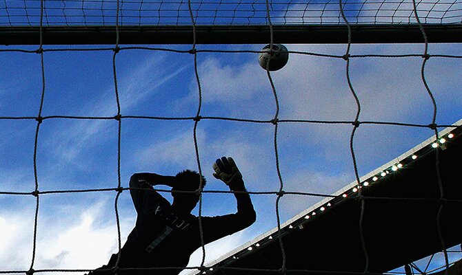 Un portero trata de parar un balón aéreo que parece abocado a terminar en gol. Jornada 5 del Apertura de Paraguay 2021