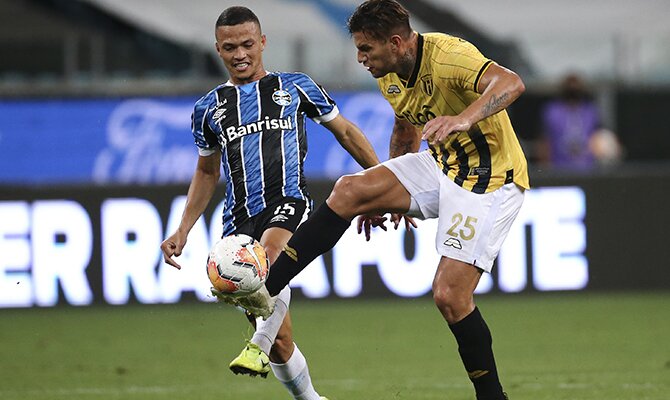 Raúl Bobadilla controla un balón ante la presión de un rival. Analizamos las cuotas del Royal Pari vs Guaraní