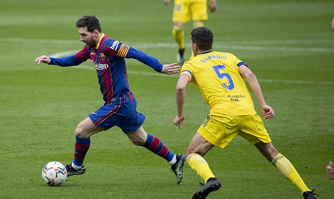 Leo Messi, a la izquierda en la imagen, cuenta con gran influencia en los pronósticos del Sevilla vs Barcelona