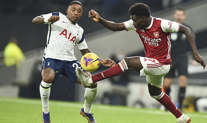 Thomas Partey controla un balón ante un jugador de los Spurs. Cuotas para el Arsenal vs Tottenham de la Premier League