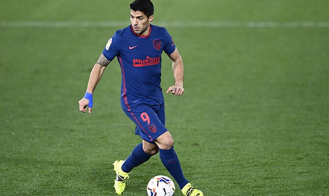 El goleador del Atlético de Madrid Luis Suarez conduce el balón con el exterior del pie. Atlético de Madrid vs Real Madrid.