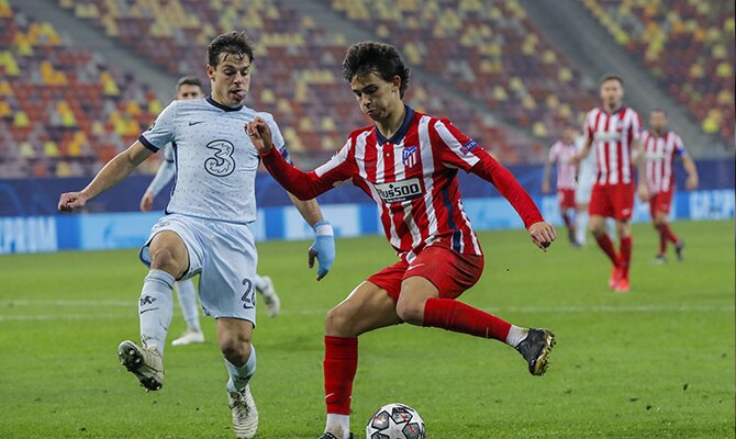 Joao Félix del Atlético de Madrid se prepara para dar un pase. Revisa las cuotas del Chelsea vs Atlético de Madrid.