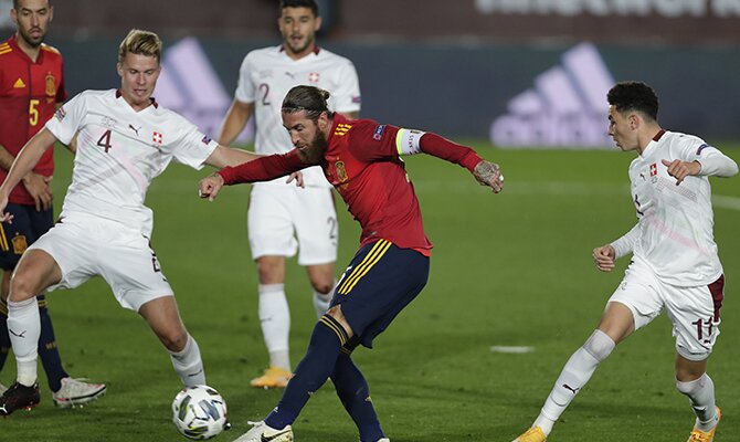 Sergio Ramos de la selección española dispara a portería entre los defensas. Cuotas del España vs Grecia