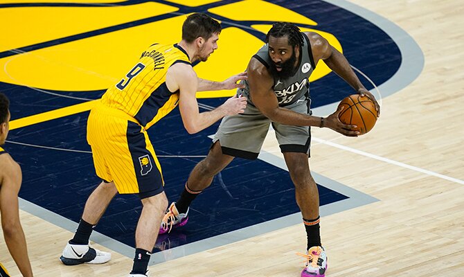 James Harden protege el balón ante un rival. Favoritos para ganar la NBA 2020-2021
