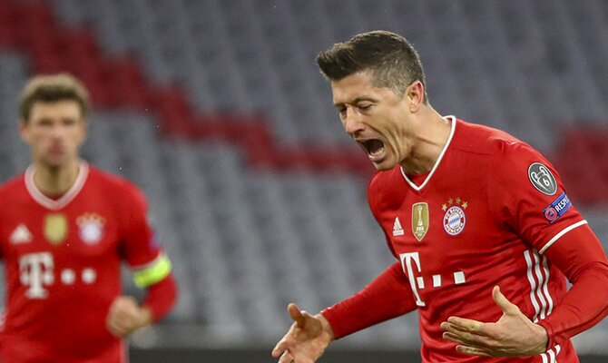 Robert Lewandowski, del Bayern Múnich, se lamenta de una ocasión fallada. Cuotas al ganador de la Champions League 2020-21.