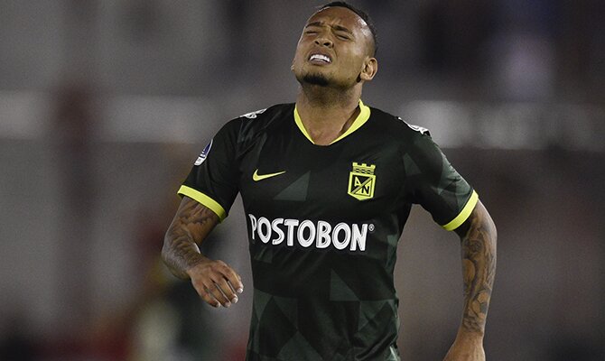 Jarlan Barrera se lamenta de una ocasión fallada. Pronósticos del Guaraní vs Atlético Nacional, Copa Libertadores.