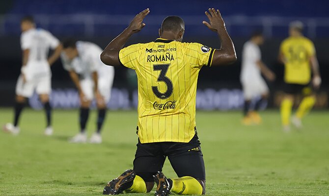 Jhohan Romana del Guaraní arrodillado con los brazos levantados. Revisa las mejores cuotas del Guaraní vs Royal Parí.