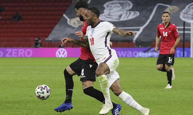 Raheem Sterling intenta conducir el balón frente a un rival. Cuotas del Inglaterra vs Polonia, Clasificación UEFA