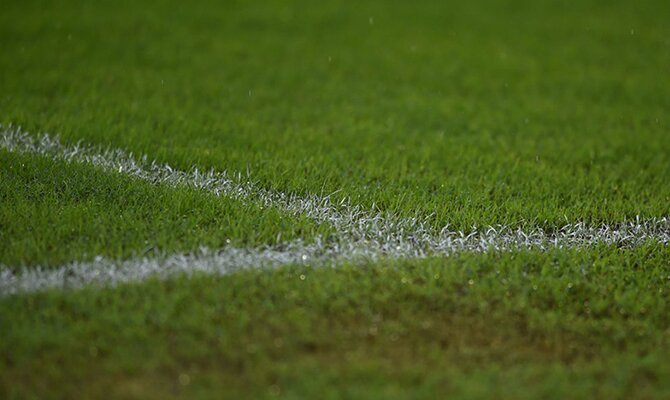 La línea blanca pintada sobre el césped verde de un estadio. Lee nuestros picks para la Jornada 6 del Apertura de Paraguay.