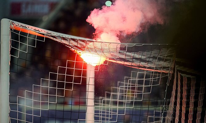 Una bengala arde sobre la red de la portería. Cuotas de la jornada 9 del Apertura de Paraguay