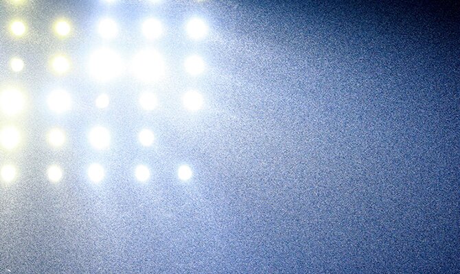 Los focos del estadio iluminan un campo de fútbol. Picks para el Universidad Católica vs Libertad de la Copa Libertadores.