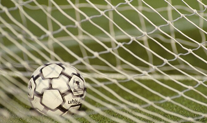 Un balón dentro de la red de una portería. Conoce los choques más relevantes de la jornada 8 del Apertura de Paraguay.