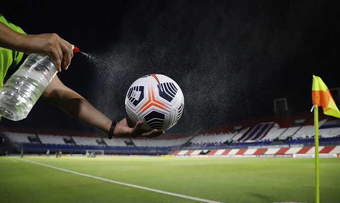 Balón oficial de la Libertadores pulverizado con agua. Cuotas del América de Cali vs Cerro Porteño.