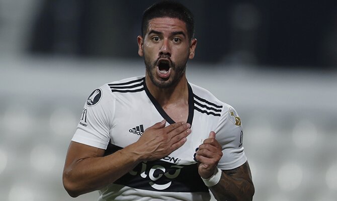 Jorge Recalde del Olimpia con la mano en el corazón. Cuotas del Deportivo Táchira vs Olimpia.