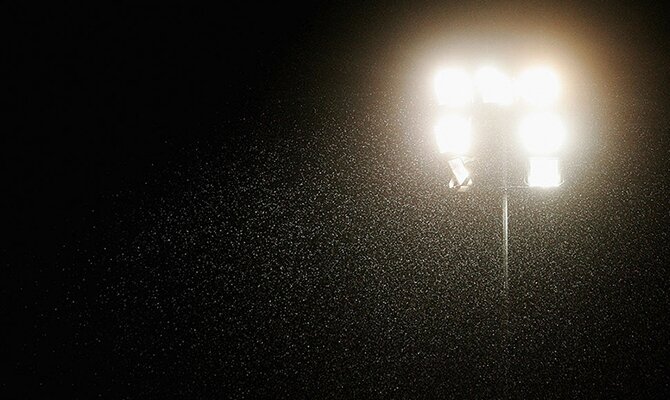 Foco del estadio iluminando la noche. Cuotas equipos de Paraguay en la Copa Sudamericana.