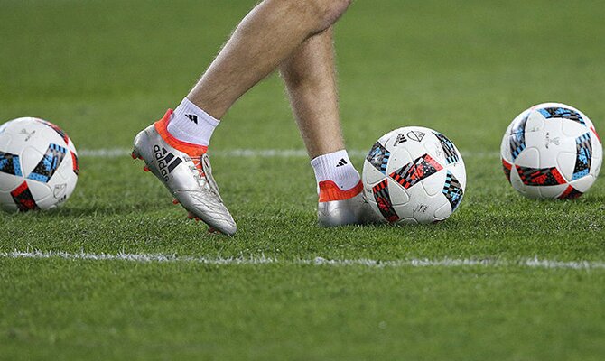 Los pies de un jugador colocando un balón. Jornada 11 del Apertura de Paraguay.