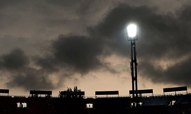 Un solo foco ilumina el campo en la penumbra. Cuotas de la Jornada 12 del Apertura de Paraguay.