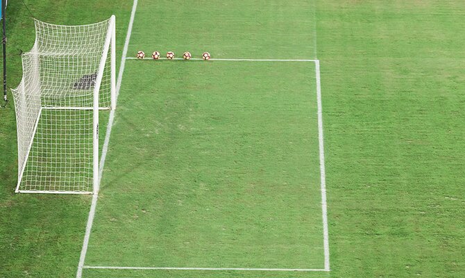 Área pequeña del campo con 4 balones en un lateral. Cuotas Jornada 14 del Apertura de Paraguay.