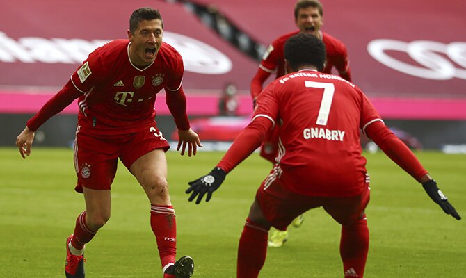 Robert Lewandowski grita para celebrar un gol. Cuotas del RB Leipzig vs Bayern Múnich jornada 27 de la Bundesliga.