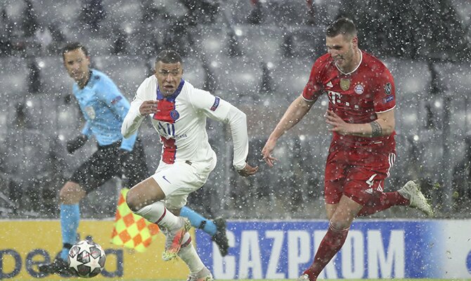 Mbappé conduce el balón bajo la lluvia. Cuotas PSG vs Bayern Múnich, 1/4 de final de Champions.