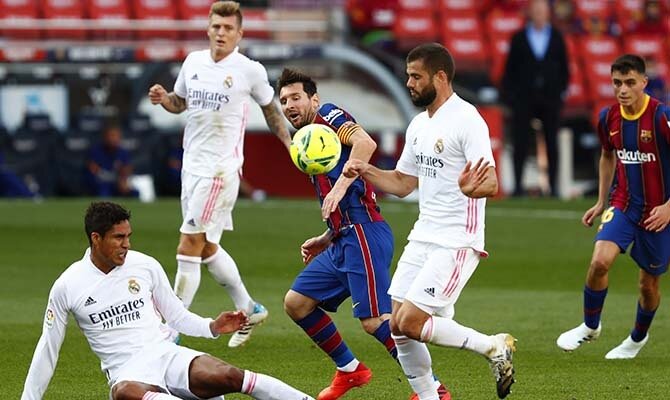 Raphael Varane hace una entrada a Lionel Messi. Cuotas del Real Madrid vs Barcelona.