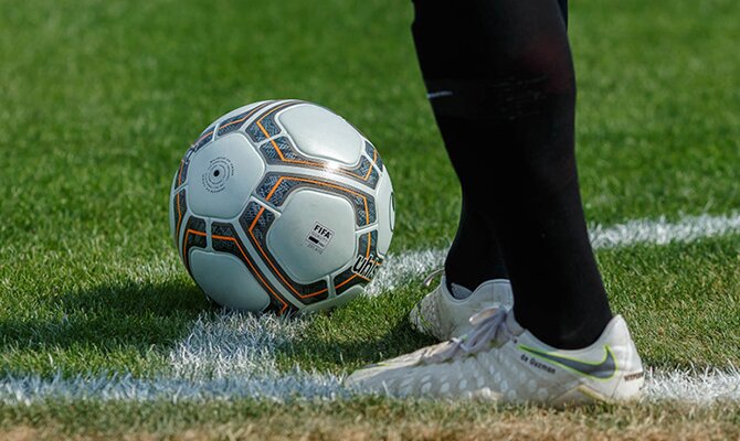 Balón sobre la línea del córner. Equipos de Paraguay en la Copa Sudamericana quinta jornada.