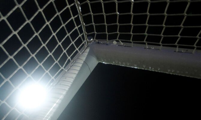 Escuadra de la portería iluminada por un foco. Cuotas equipos de Paraguay en la Copa Sudamericana.