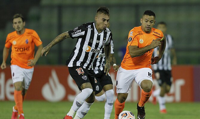 Eduardo Vargas del Atlético Mineiro conduciendo el balón. Cuotas Atlético Mineiro vs Cerro Porteño.