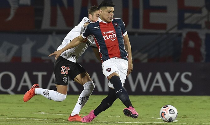 Claudio Aquino del Cerro Porteño haciendo un pase. Cuotas Cerro Porteño vs América de Cali.