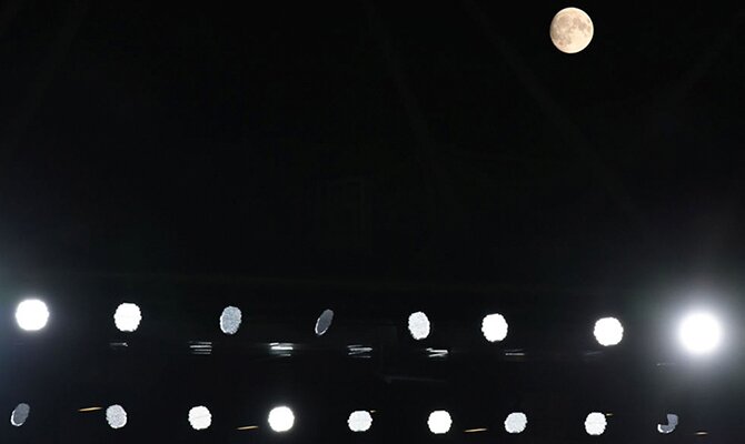 Focos del estadio iluminando la noche con la luna de fondo. Cuotas Cerro Porteño vs Atlético Mineiro