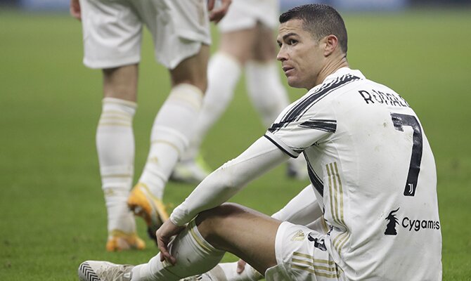 Cristiano Ronaldo de la Juventus sentado en el suelo del campo. Cuotas Juventus vs Inter de Milán.