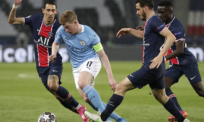 Kevin De Bruyne internándose ente los defensores del PSG. Cuotas Manchester City vs PSG.