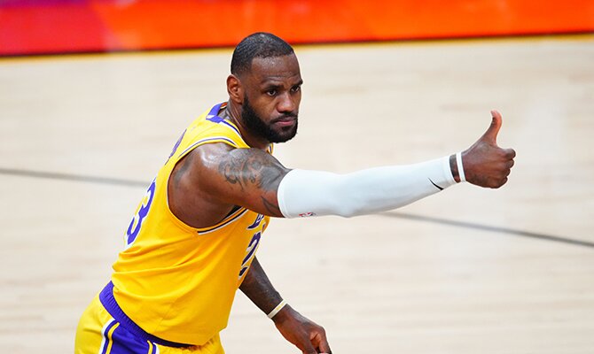 LeBron James de Los Angeles Lakers felicitando a un compañero ¿Quién ganará la NBA 2020-2021?