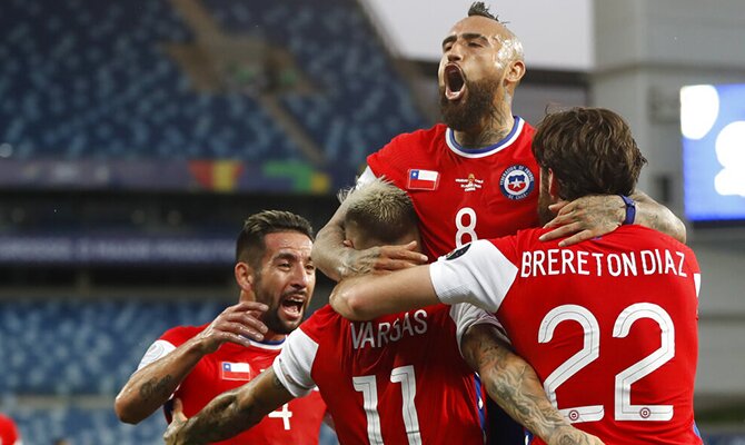 Arturo Vidal y sus compañeros de Chile celebran un gol. Chile vs Paraguay.
