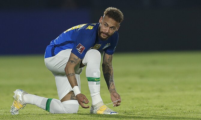Neymar Jr atándose la bota. Cuotas de la segunda jornada de la fase de grupos de la Copa América.