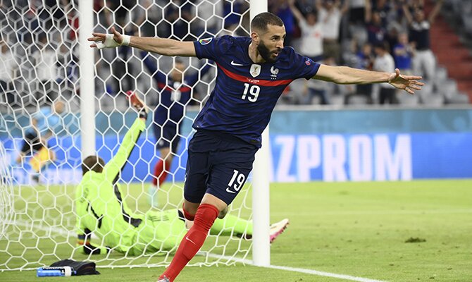 Karim Benzema hace el avión para celebrar un gol. Cuotas Octavos de final de la Euro 2020.
