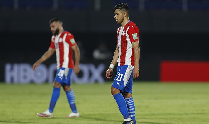 Oscar Romero de Paraguay camina por el campo con la Albirroja. Cuotas y picks Paraguay vs Bolivia
