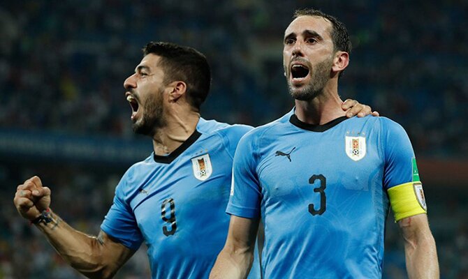 Luis Suarez y Godín celebrando un gol con la selección de Uruguay. Cuotas Uruguay vs Paraguay