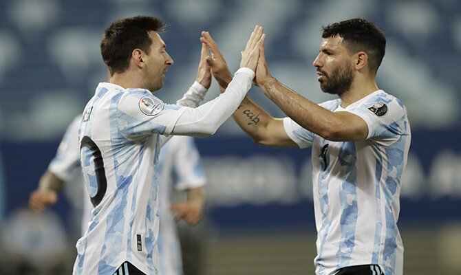 Lionel Messi y el Kun Agüero se felicitan tras un gol. Cuotas Argentina vs Colombia, Copa América.