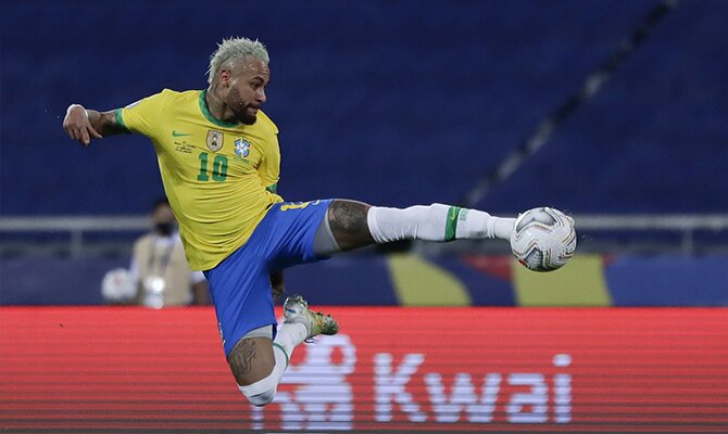Neymar Jr. ejecutando una volea acrobática. Cuotas Brasil vs Argentina, final de la Copa América.