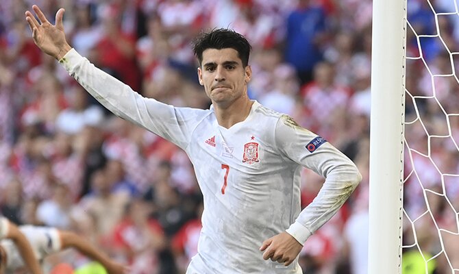 Álvaro Morata de la selección española pidiendo un balón. Cuartos de final de la Euro 2020.