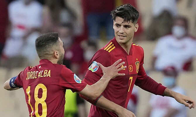 Jordi Alba felicita a Álvaro Morata tras un gol. Picks Italia vs España, semifinal de la Euro 2020.