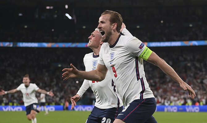 Harry Kane celebra un gol con todos sus compañeros. Cuotas Italia vs Inglaterra, final Euro 2020.