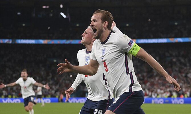 Harry Kane celebra un gol con todos sus compañeros. Cuotas Italia vs Inglaterra, final Euro 2020.