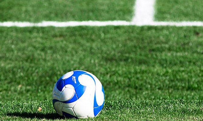 El balón blanco y azul sobre el césped del campo. Picks Octavos de final de la Copa Libertadores.