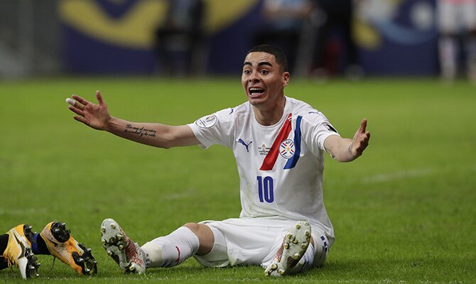 Miguel Almirón de Paraguay reclama una falta desde el suelo. Cuotas Perú vs Paraguay, Copa América