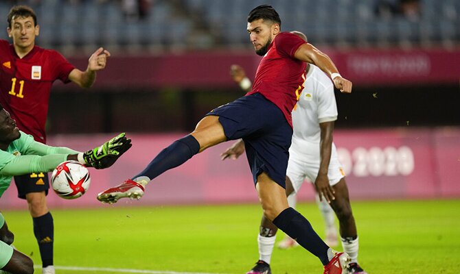 Rafa Mir disparando a bocajarro ante un portero. Cuotas Final Olimpiadas 2020, Brasil vs España.
